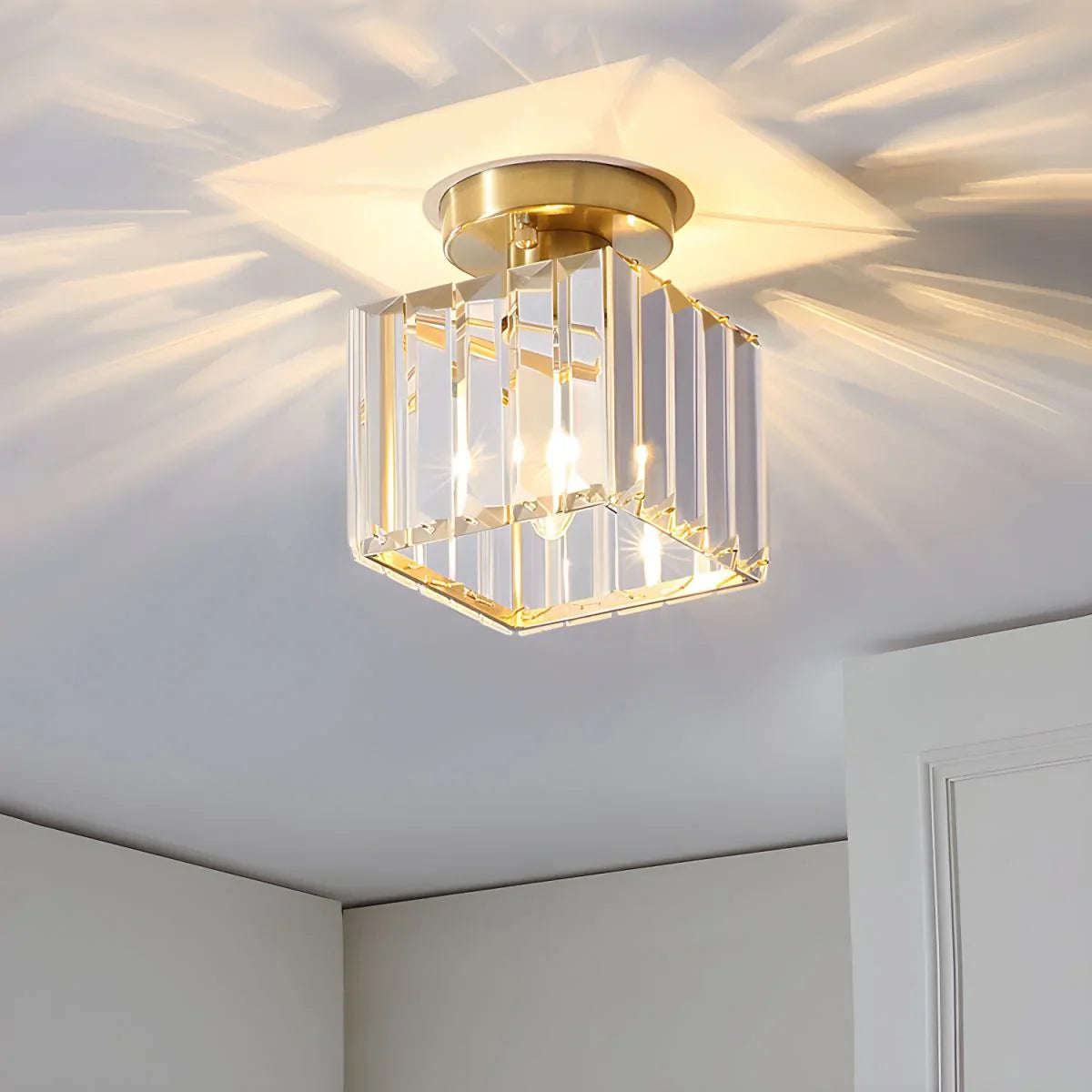 Moderna Lámpara De Techo De Cristal Con Detalles En Dorado Y Negro : Iluminación Con Estilo Para Su Hogar Luz De Techo De Cristal Con Detalles En Dorado Y Negro