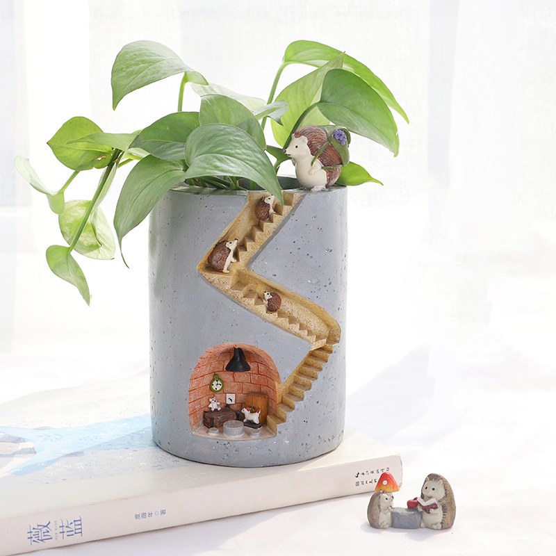 Maceta Decorativa con Erizo y Conejo en Miniatura - Diseño de Escalera Creativa para Plantas