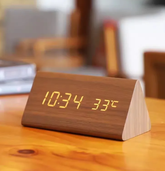 Reloj de Madera Led con Activación por Voz