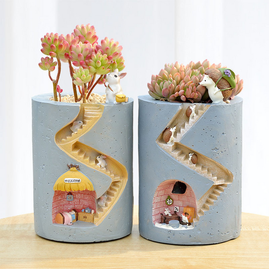Maceta Decorativa con Erizo y Conejo en Miniatura - Diseño de Escalera Creativa para Plantas